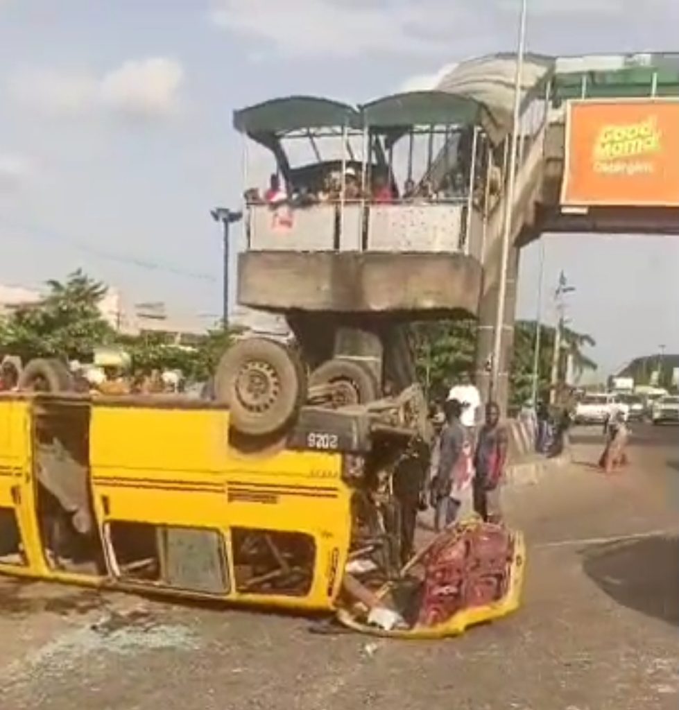 OGUDU-ALAPERE: LASTMA’S RAPID RESPONSE SAVES TRAPPED DRIVER AND PASSENGER FROM DEVASTATING MULTI-VEHICLE CRASH
