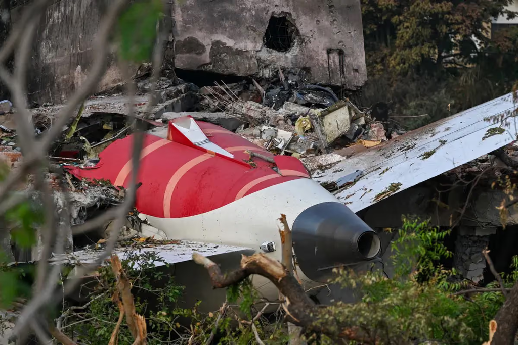 Greece: Military aircraft crashes during airshow